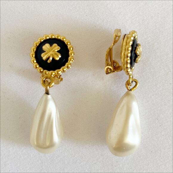 CHANEL Vintage 80s Clover Enamel Faux Pearl Clip On Earrings Collection 26 COA - Picture 4 of 12
